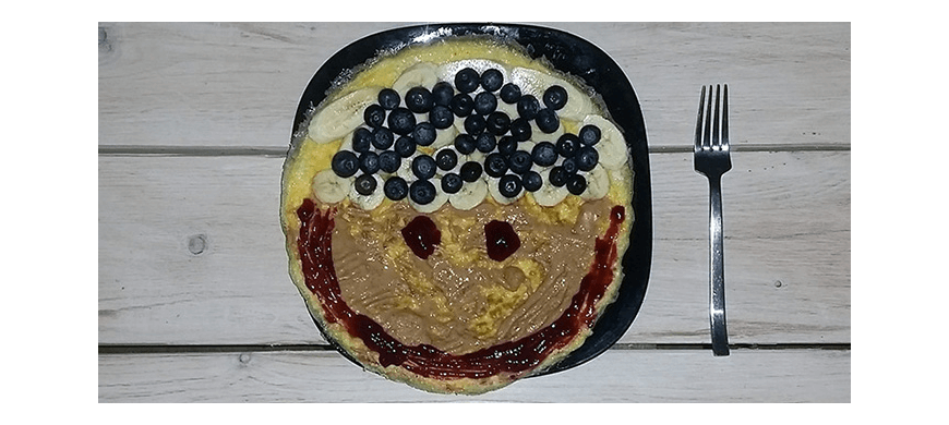 Klasyka gatunku - omlet z masłem orzechowym i owocami